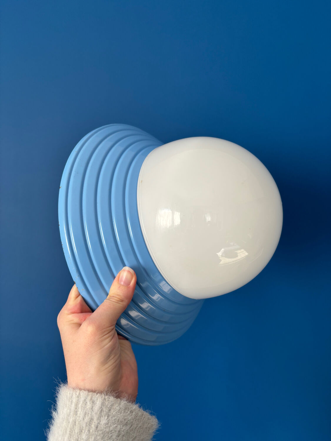 Vintage blue metal wall light with opaline globe – design luminaire
