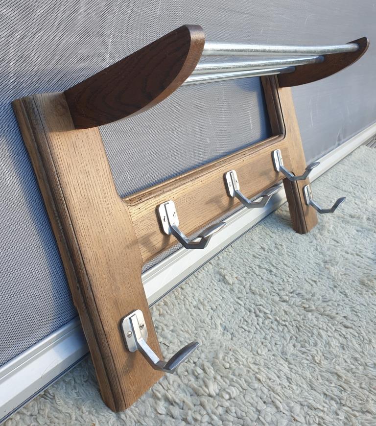 Wall-mounted entrance cloakroom in H with 5 hooks and hat racks