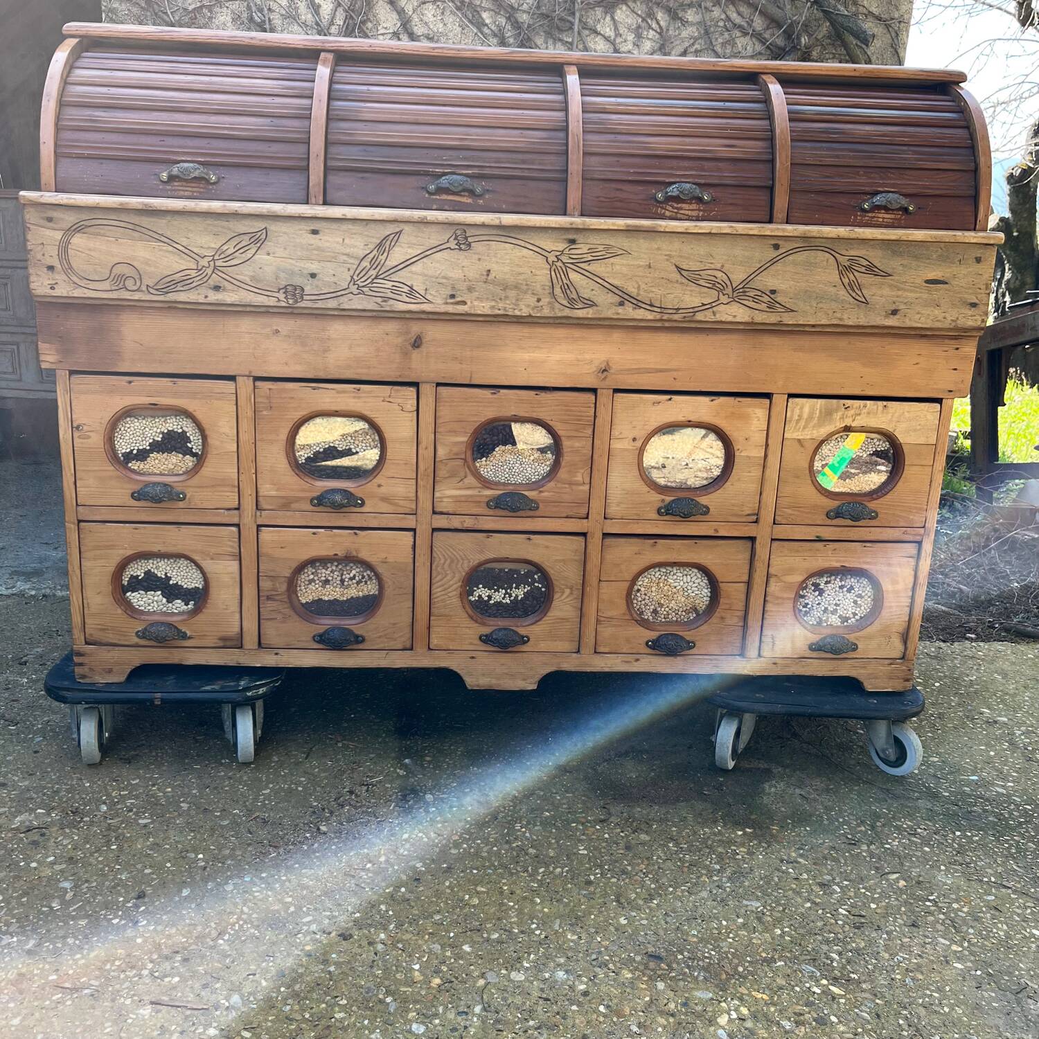Drawer cabinet, grain store