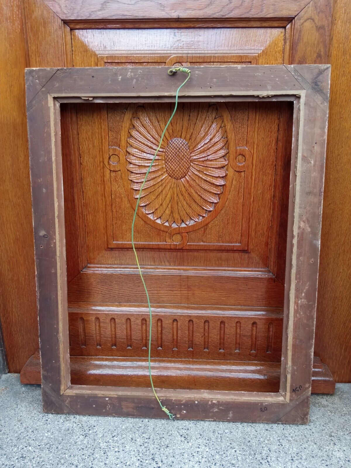 Old Montparnasse frame with keys and gilded leaf - Format 15 P - circa 1950