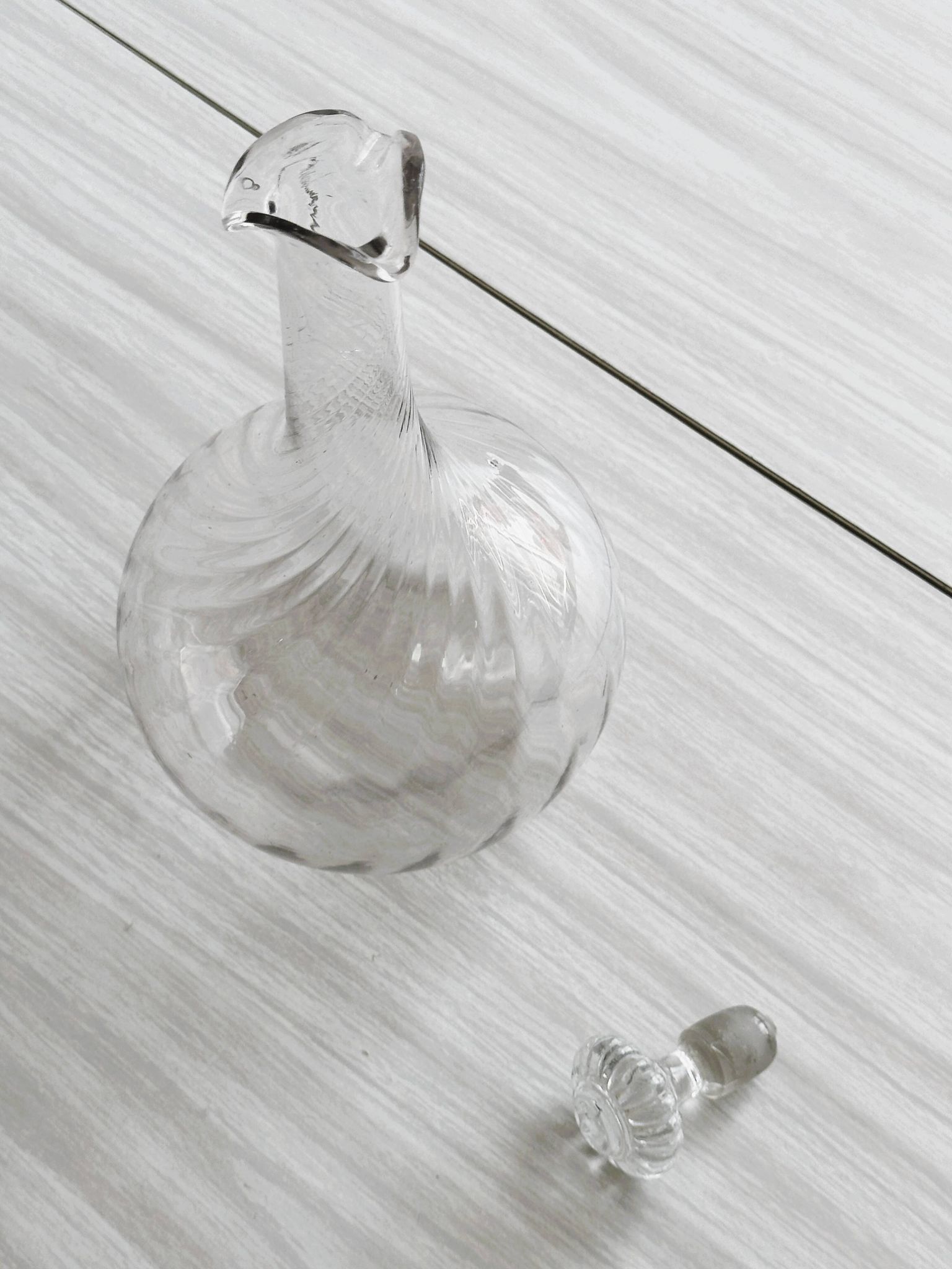 Carafe en verre soufflé torsadé avec bouchon
