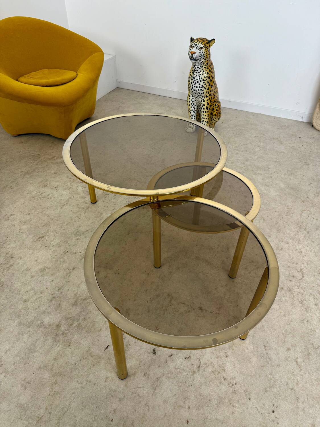 Ancienne table basse gigogne en laiton et verre fumé design italien des années 70 vintage