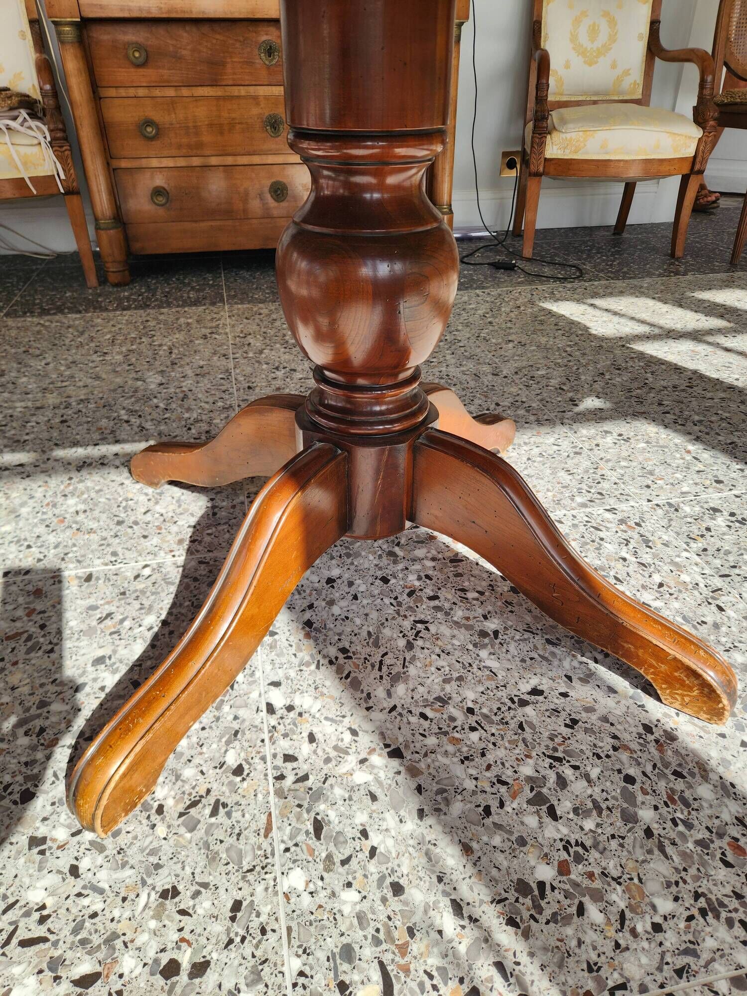 Round table with central leg 110cm extendable to 210cm