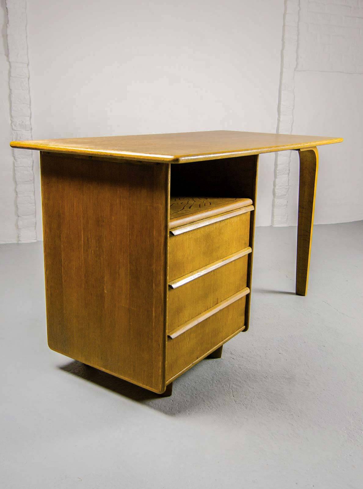 Cees Braakman Dutch Design EE02 Oak Desk for Pastoe. The Netherlands, 1950s