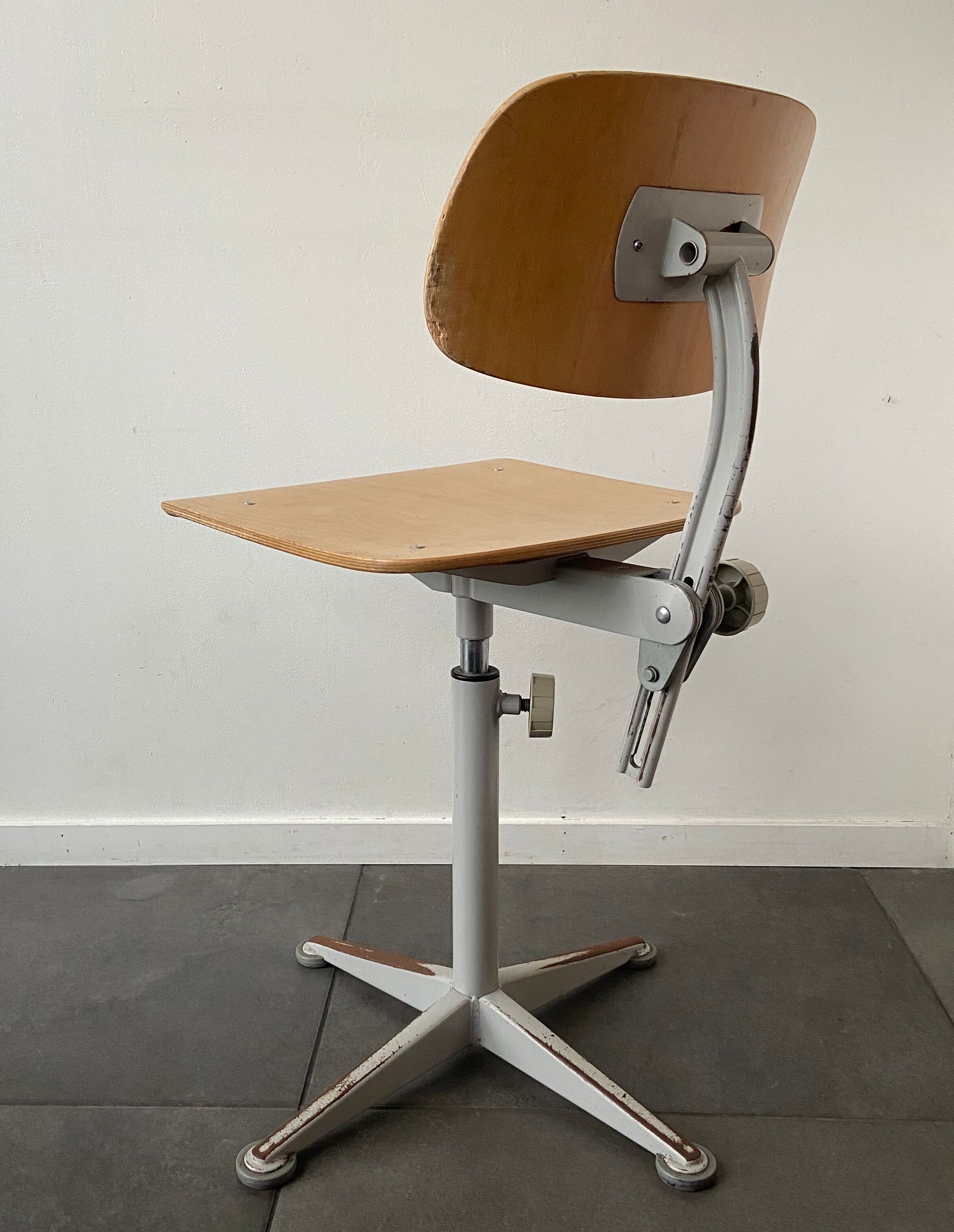 Dutch industrial workshop chair by Friso Kramer for Ahrend Cirkel