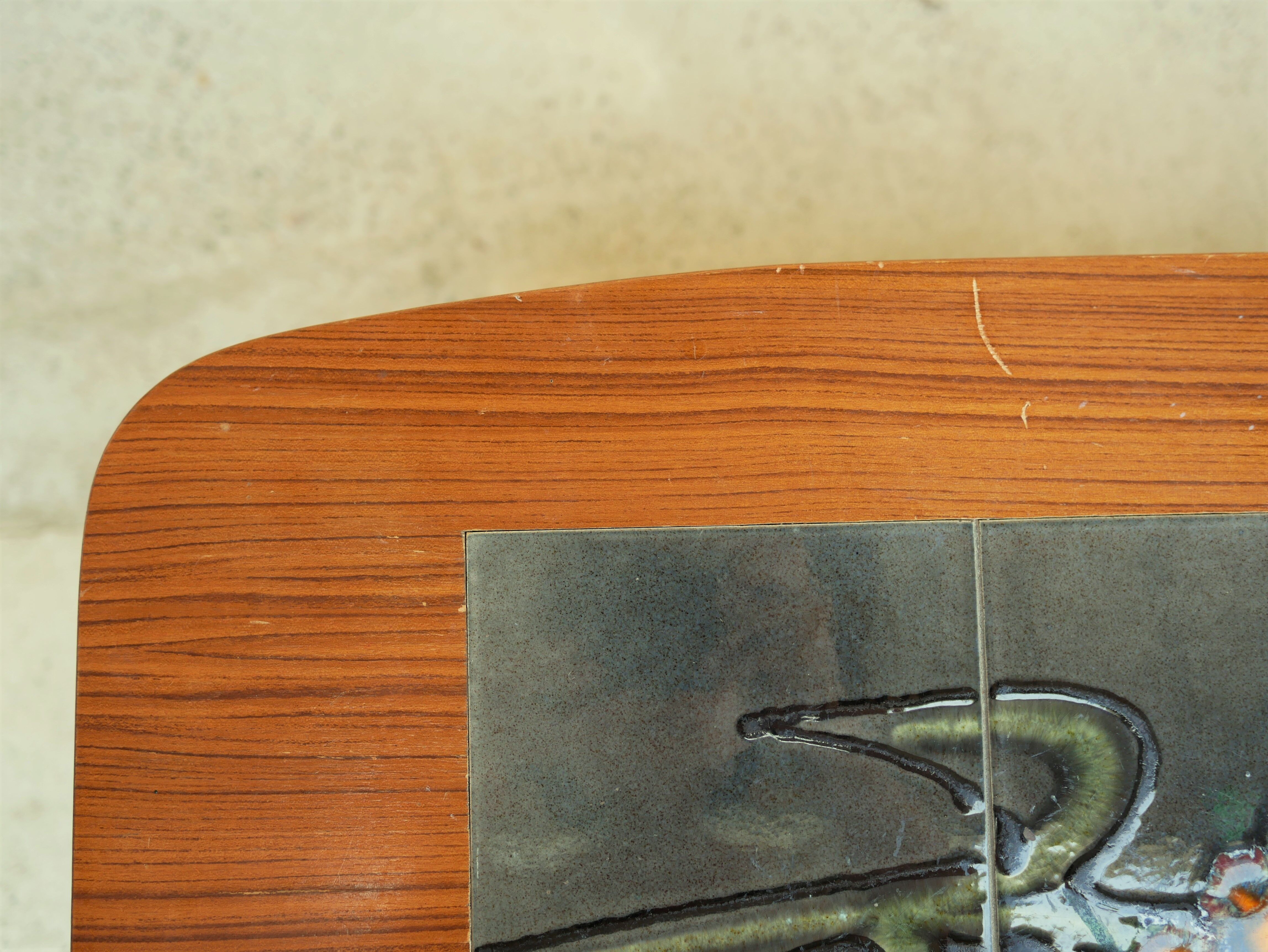 Coffee table in teak and ceramics