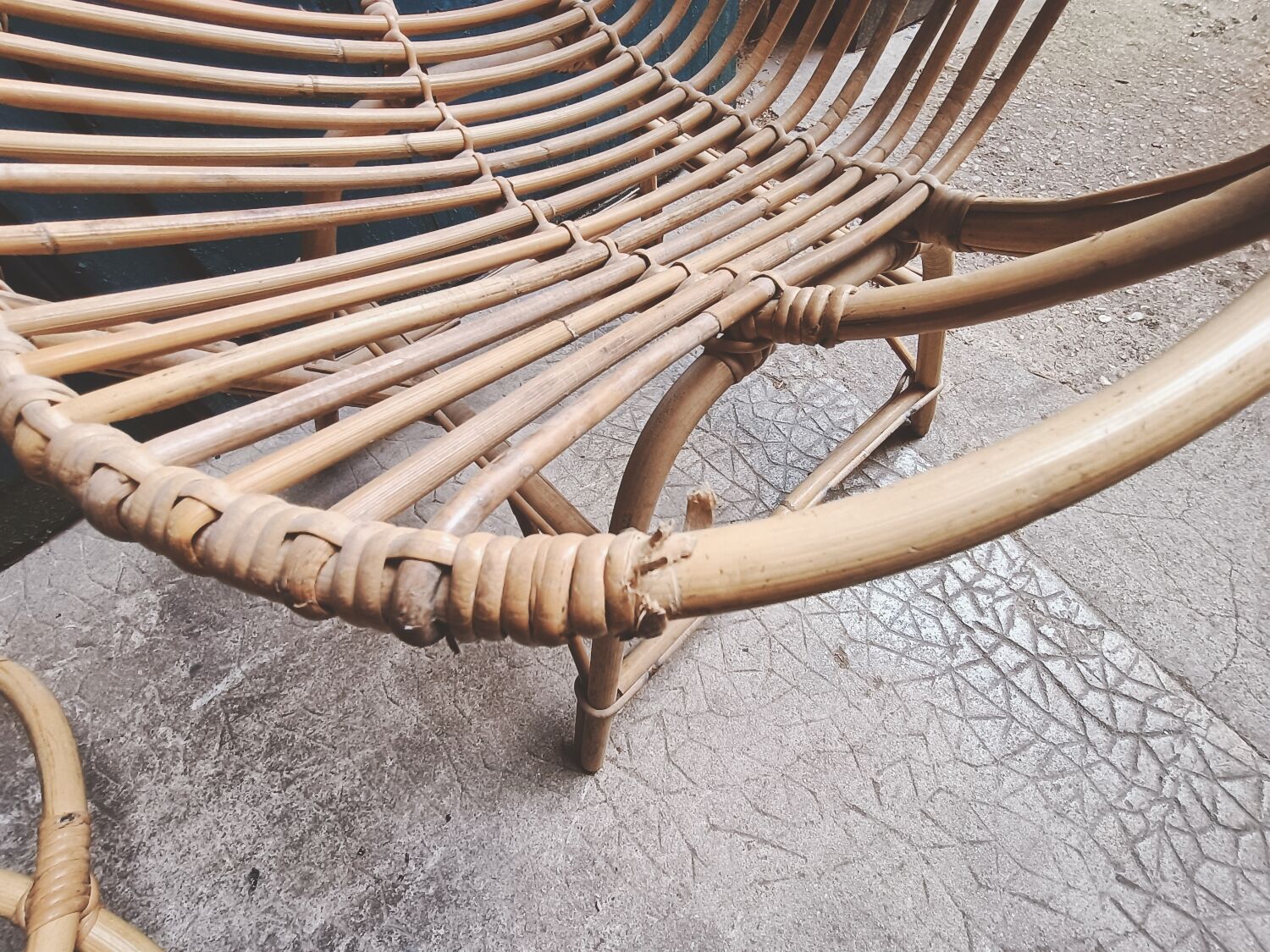 Paire de fauteuils coquille en rotin vintage 1960