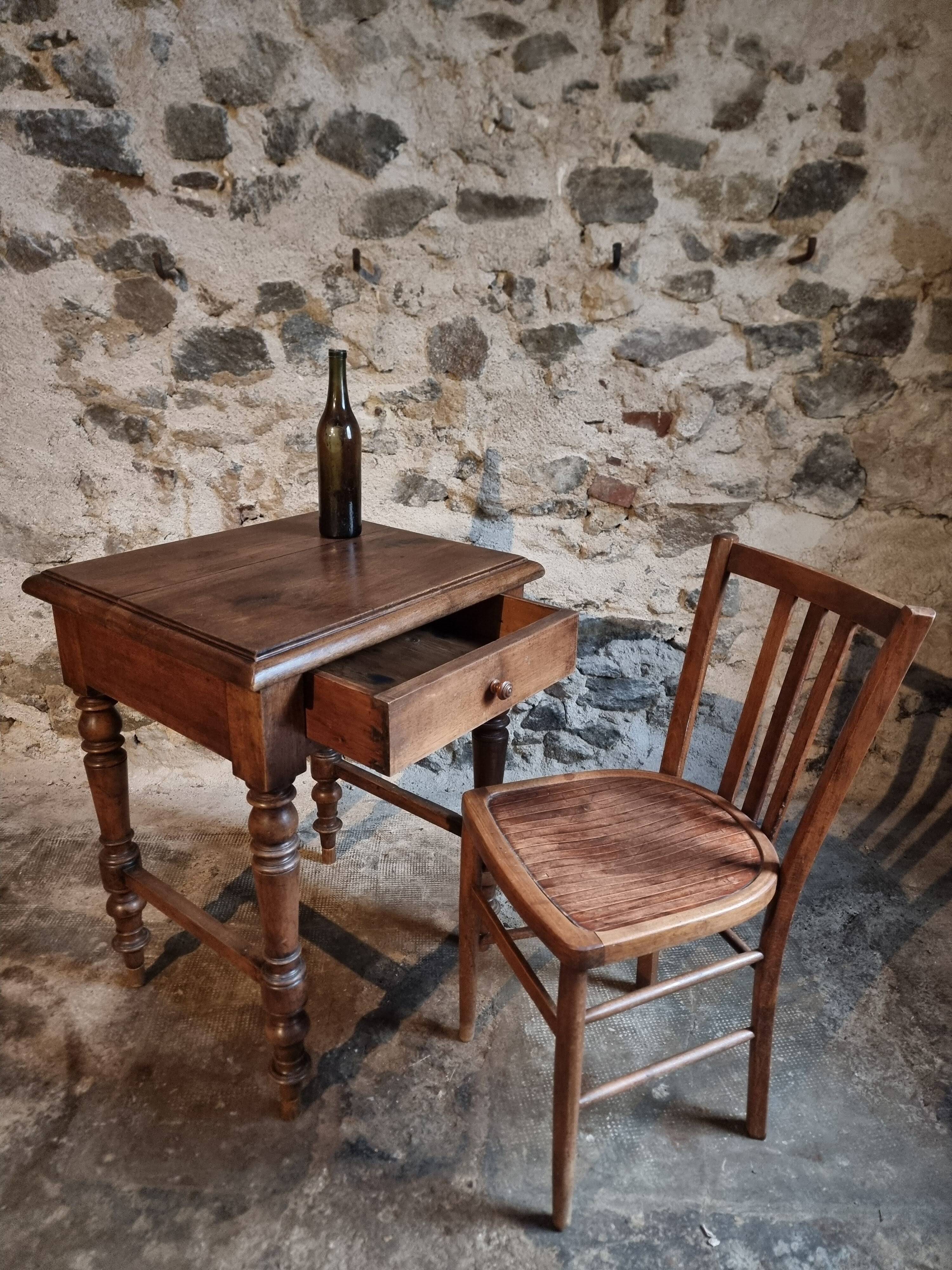 Antique French side table in walnut – 19th century, Louis Philippe style, solid walnut table with drawer (1870–1900)