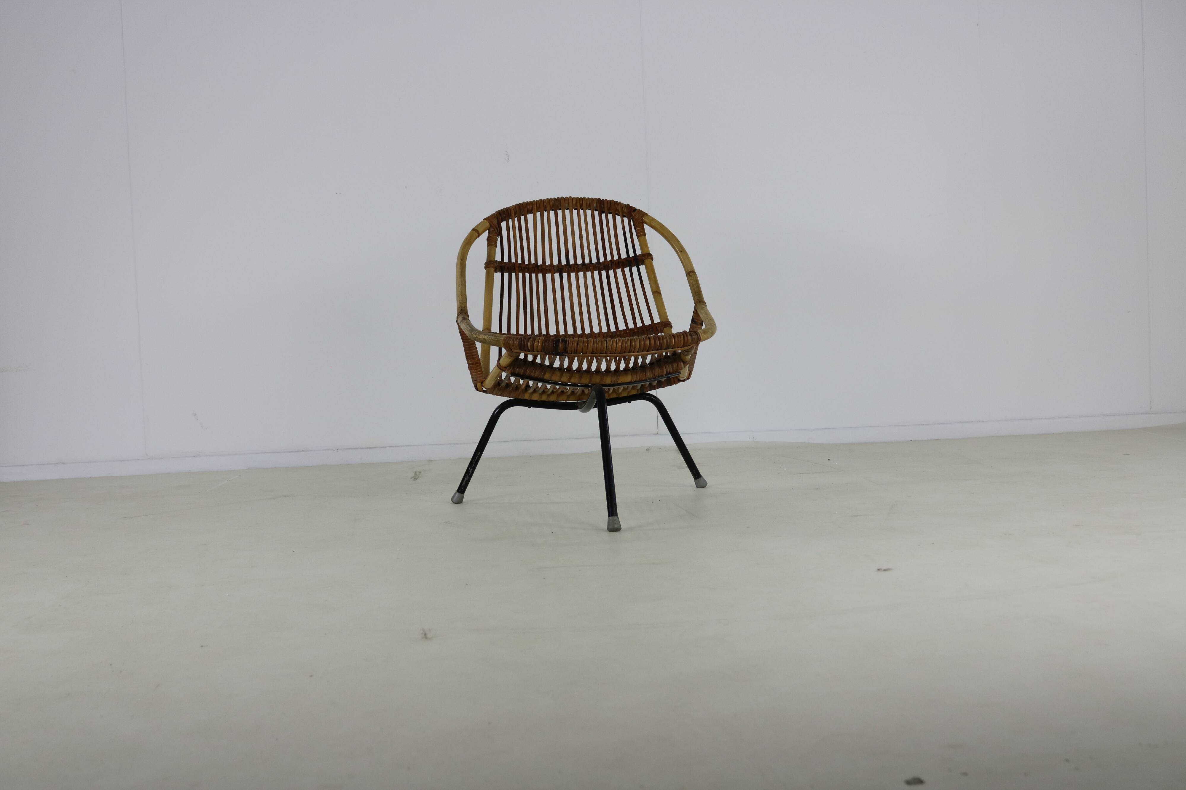 Three legged dutch design rattan easy chair by D. van Sliedregt