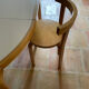 Joli ensemble design table, chaises et tabouret