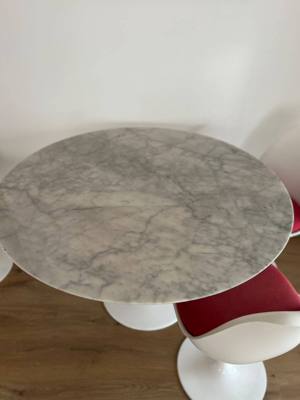 table ronde en marbre et ses 4 chaises tulip