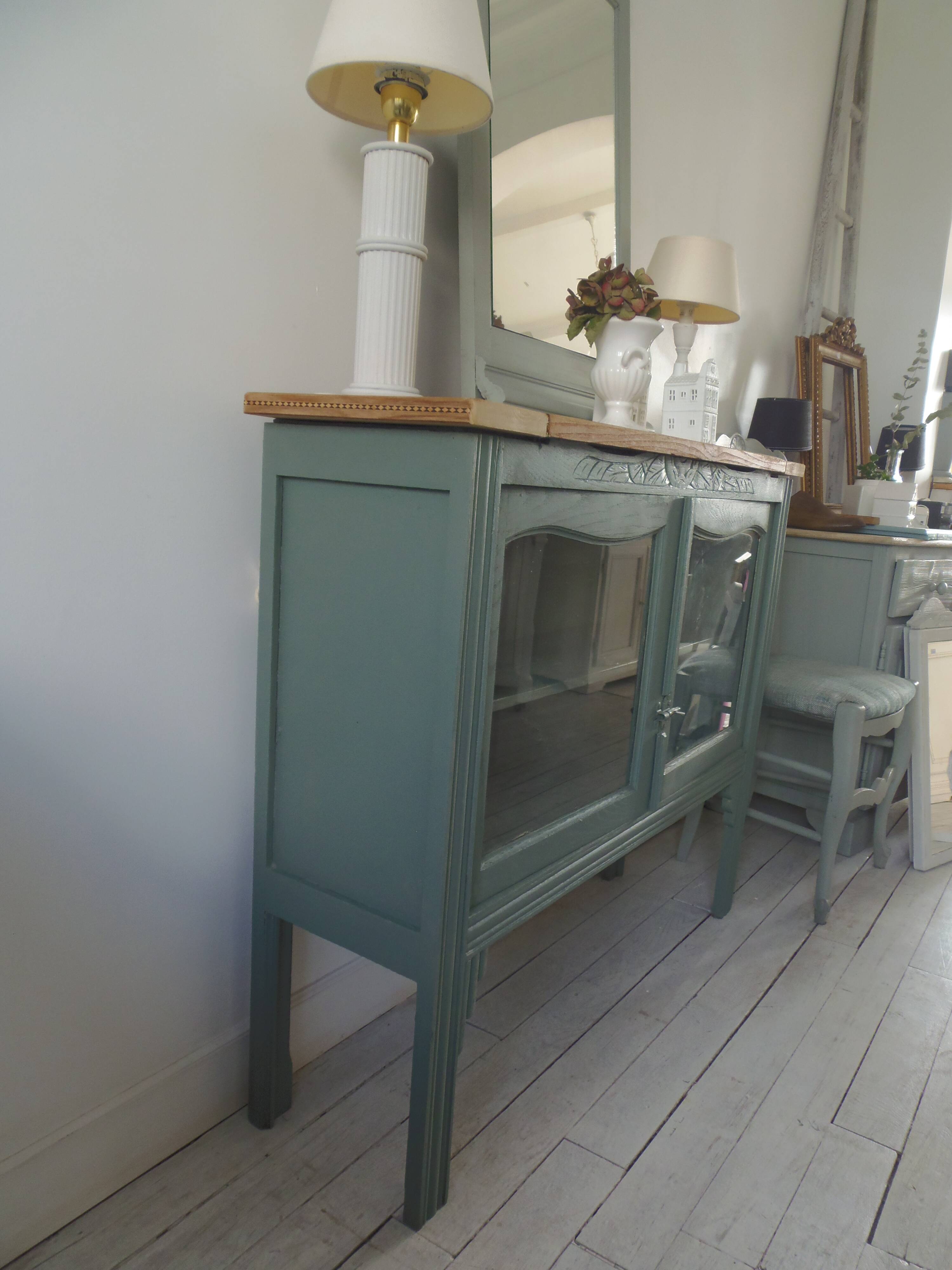 Console, sideboard, shallow display case sublimated in smoky green, wooden top.