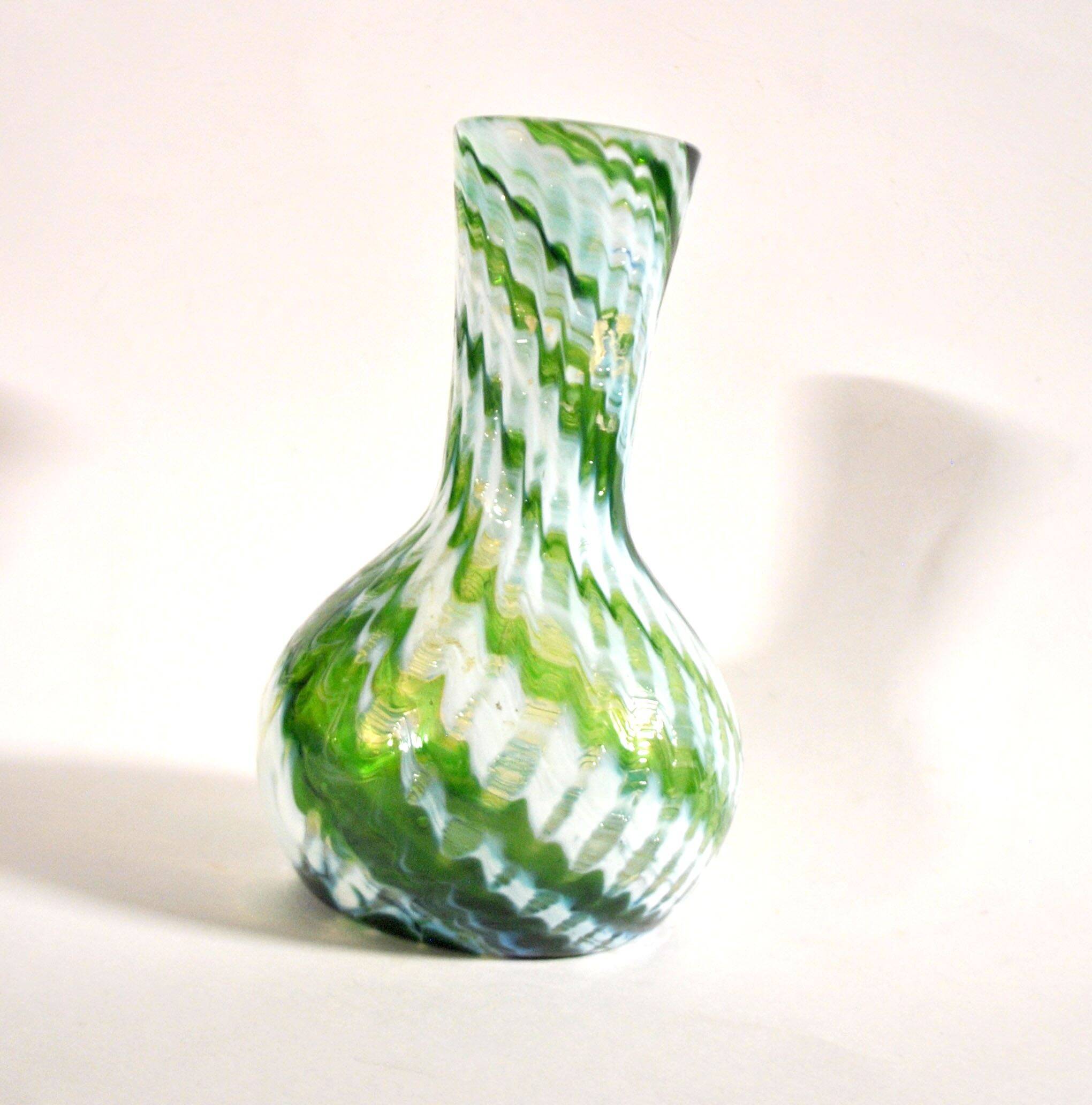 Murano vase in blown glass with green filigree, vintage 1960.