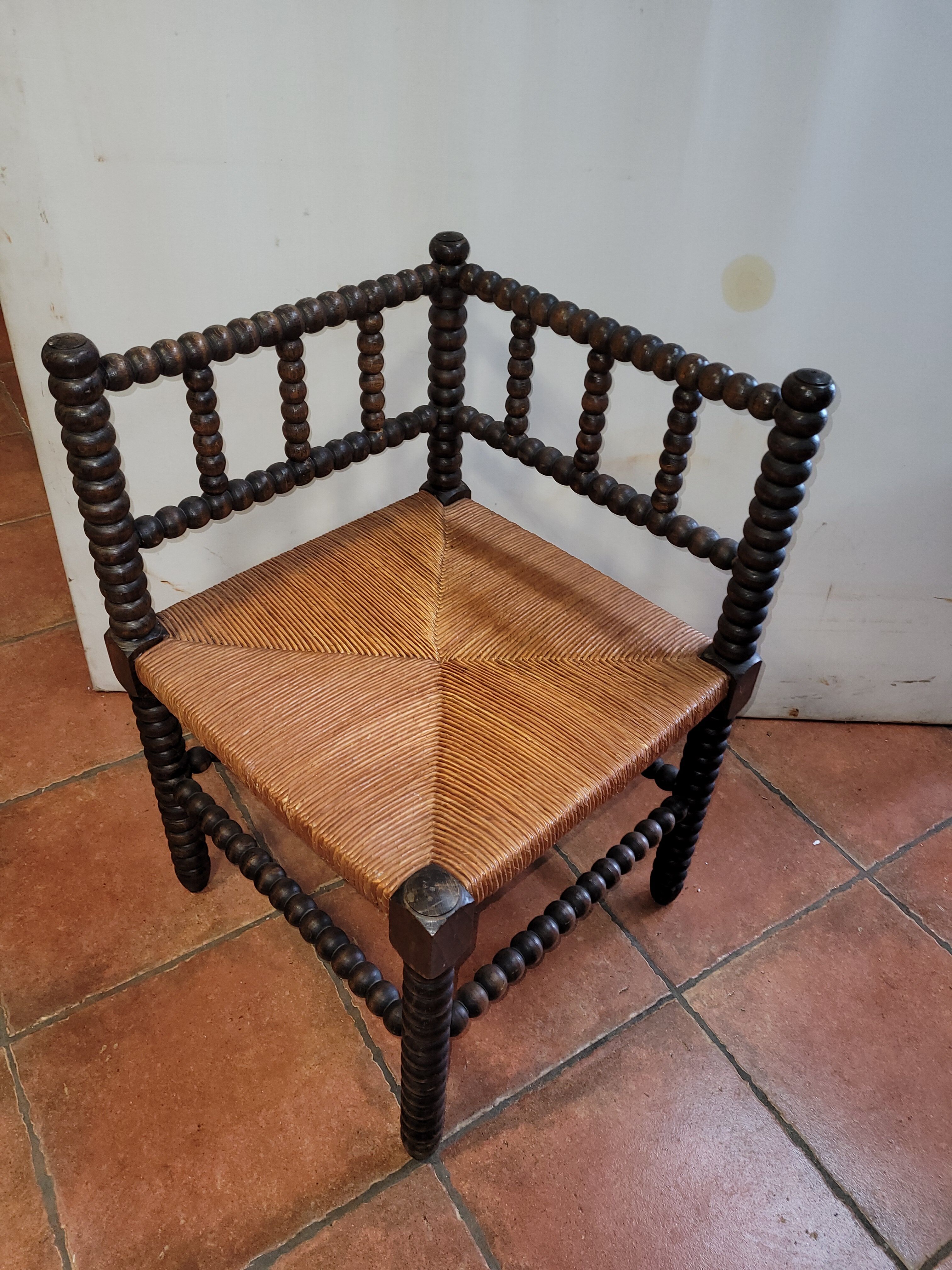 Corner mulched armchair