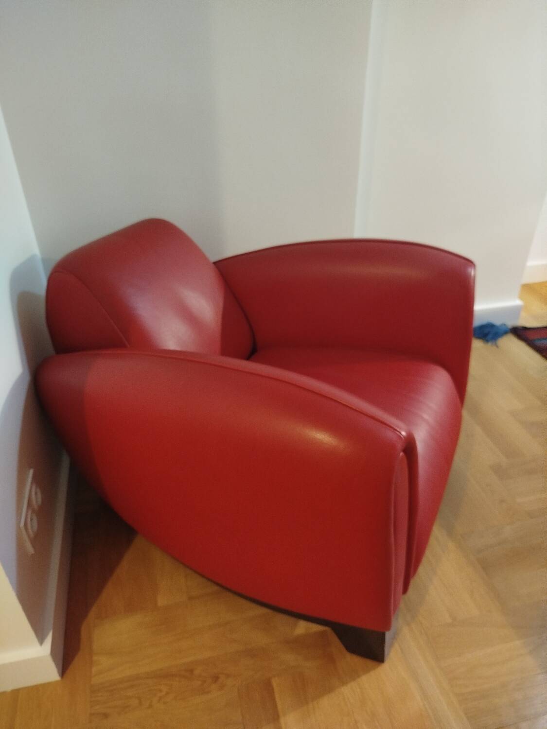 Fauteuil club design contemporain en cuir rouge – pièce sculpturale
