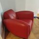 Fauteuil club design contemporain en cuir rouge – pièce sculpturale