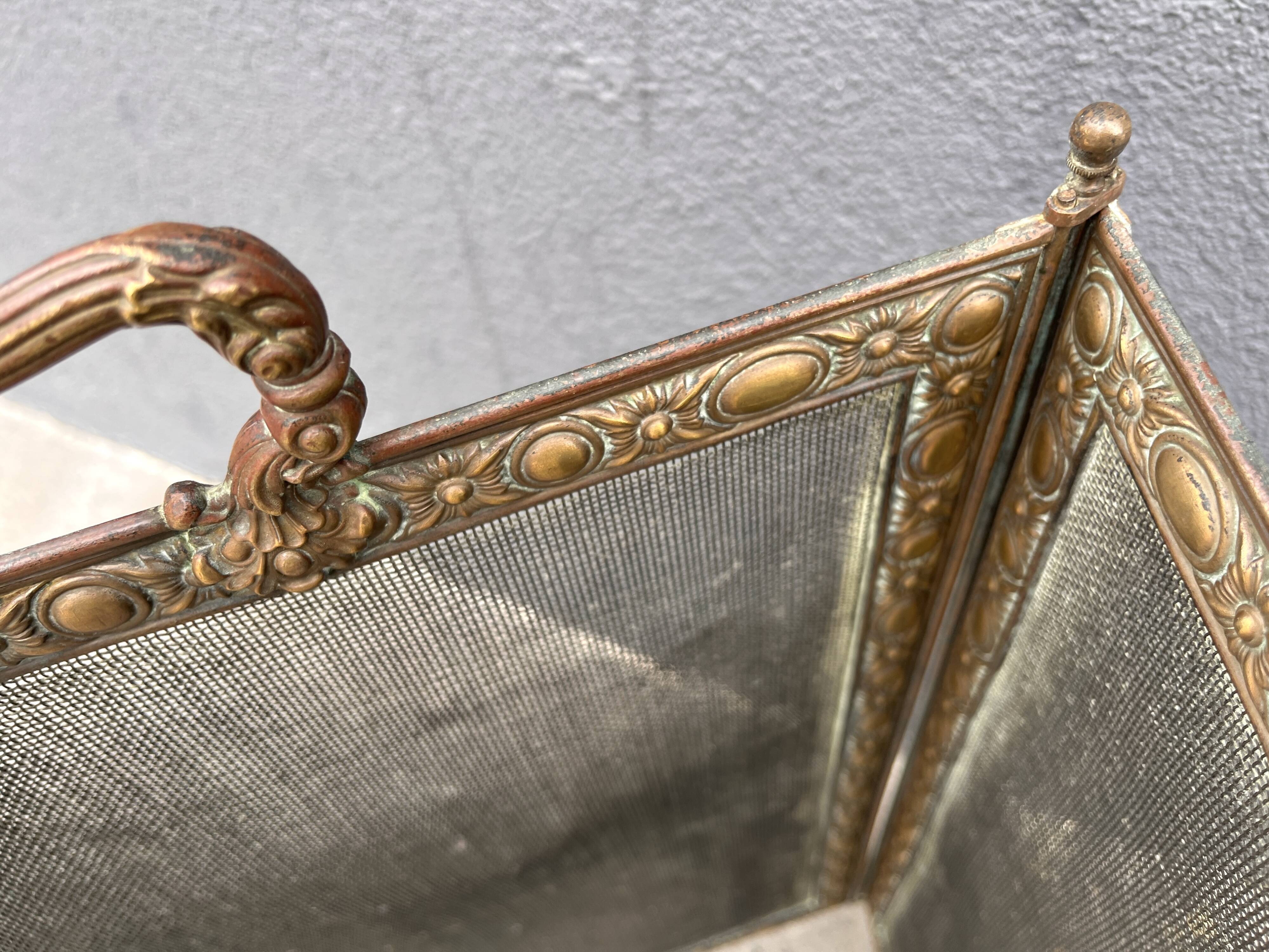 Antique fireplace screen in copper and brass from the 19th century.