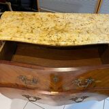 Commode galbé Louis XV