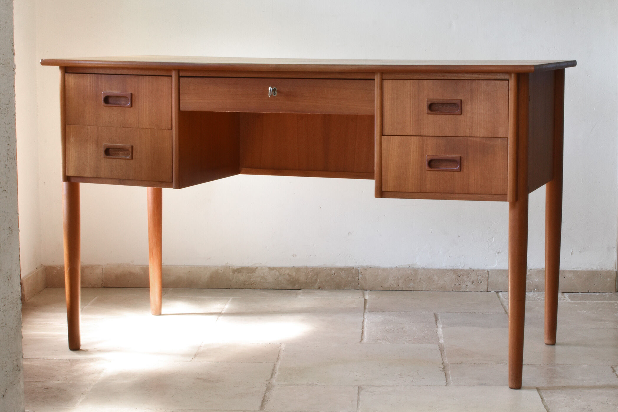 Scandinavian vintage office and chair - 60s