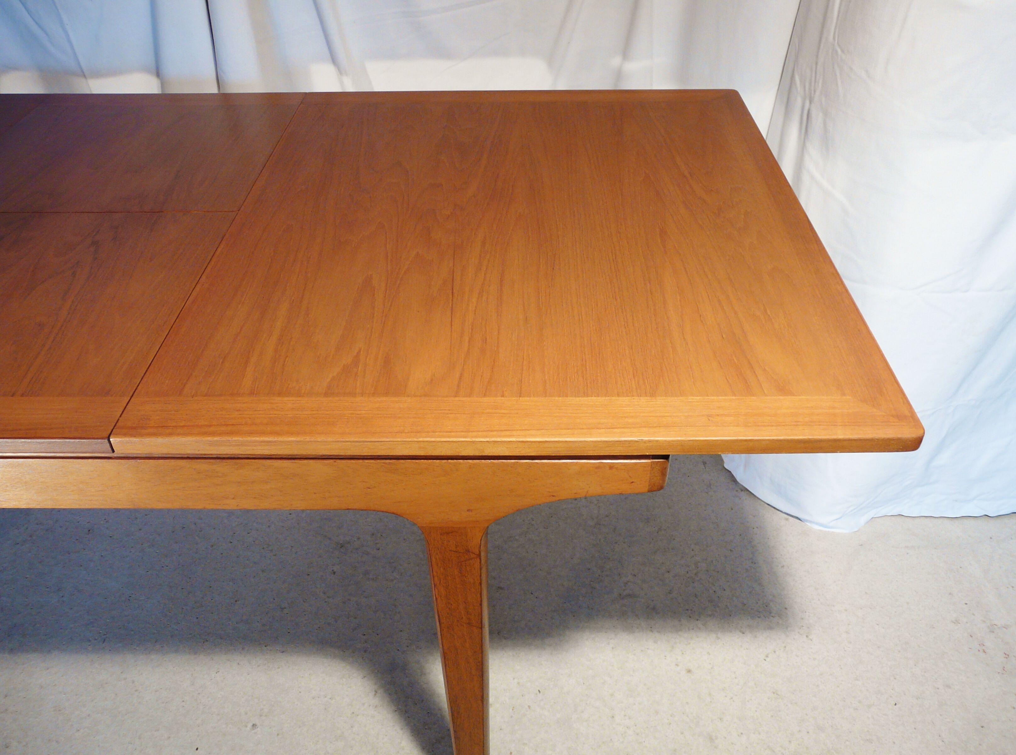Scandinavian extendable rectangular table in blond teak