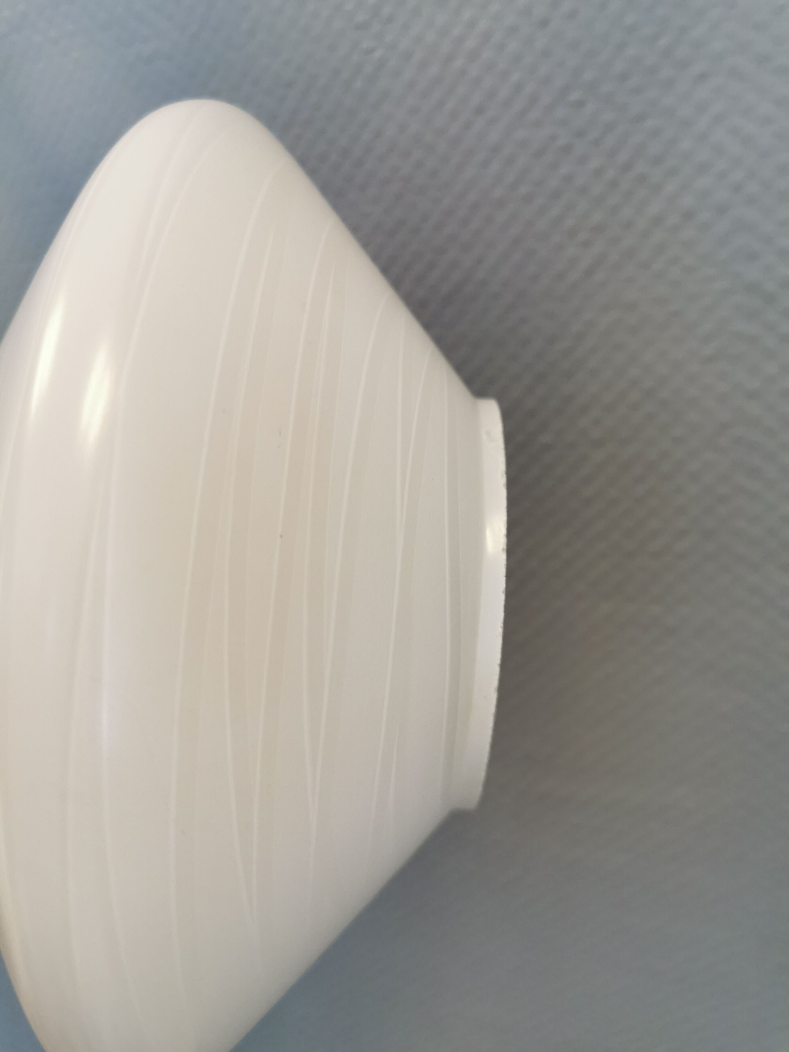 Suspension danoise, en verre blanc lait torsadé avec plateau en laiton