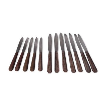 Set of knives with brown Bakelite handles.