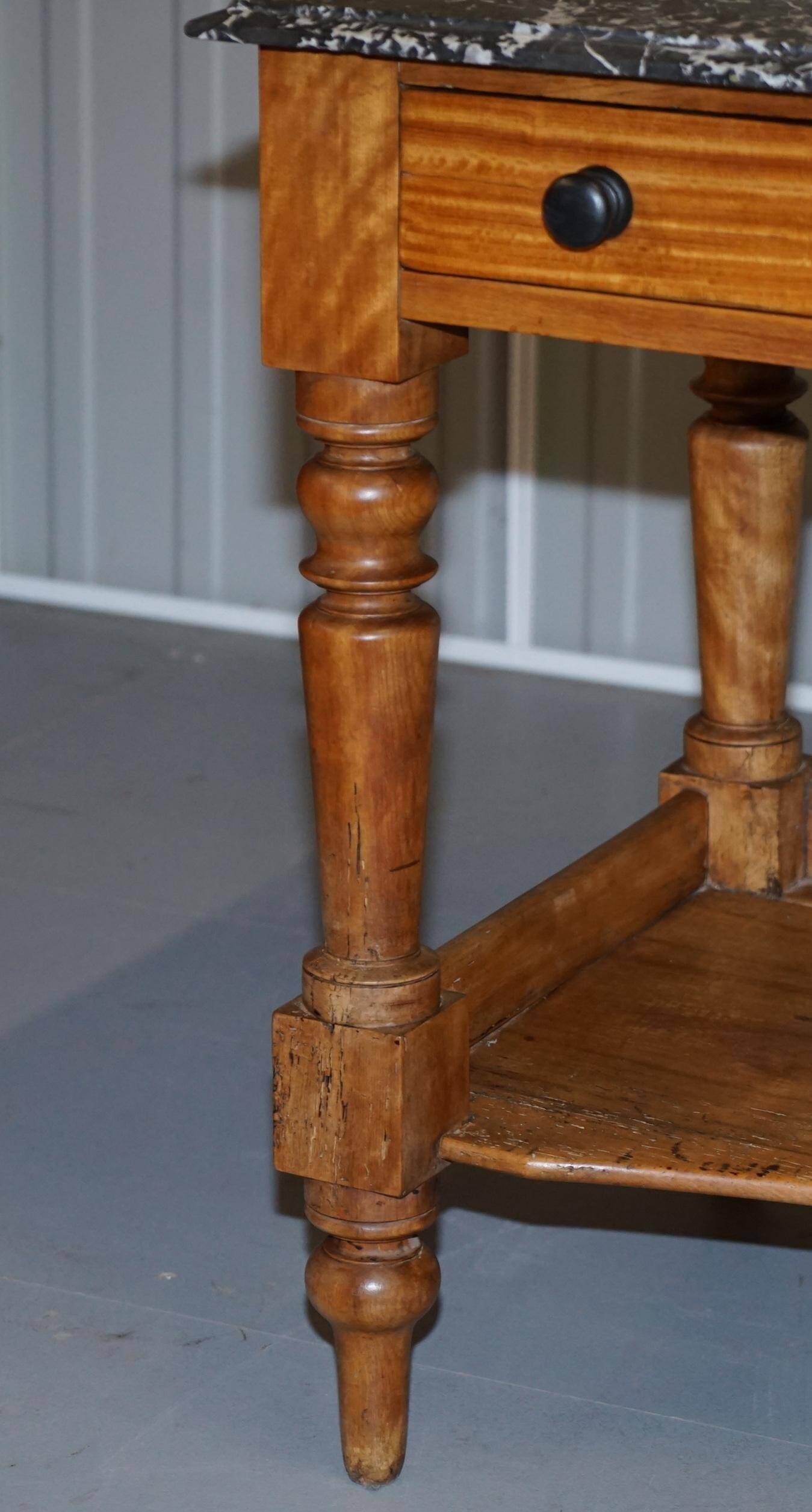 Victorian writing desk or console from 1880 in satin wood and marble.