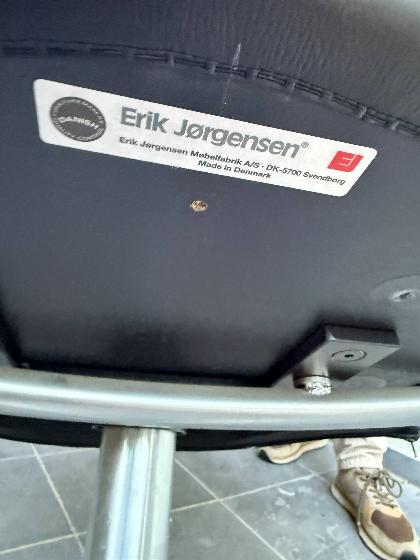 Swivel armchair EJ80B “Partner” – Erik Jørgensen – black leather