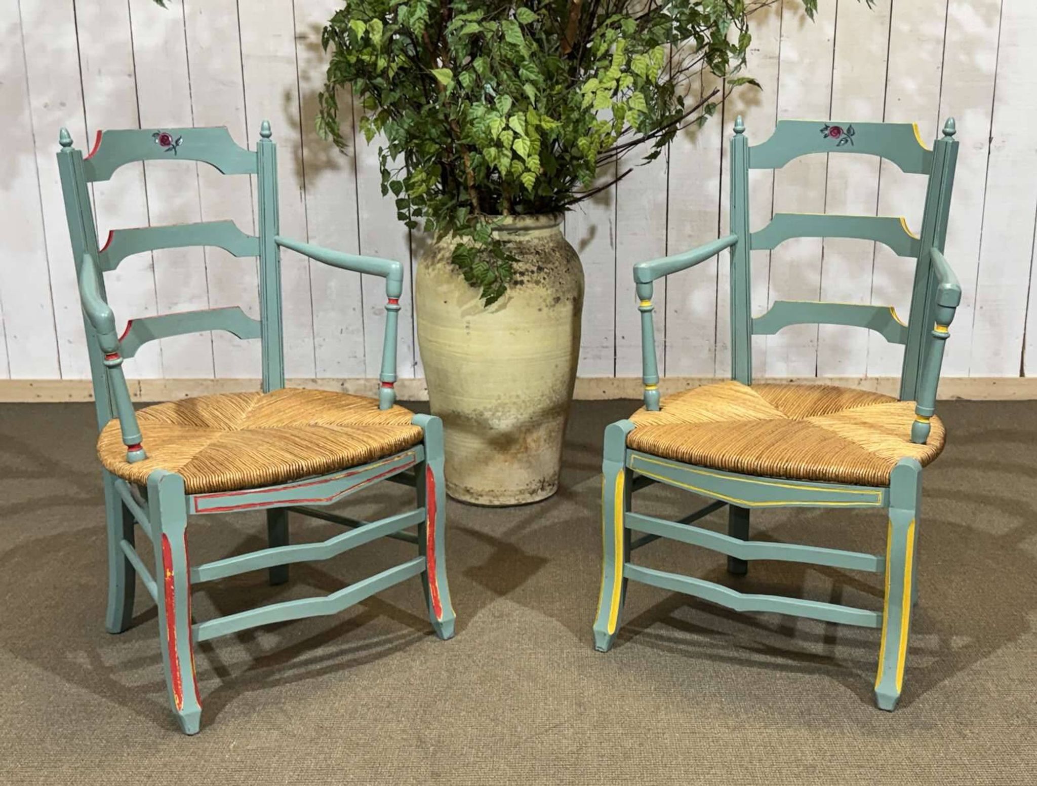 Paire de fauteuils rustiques en hêtre et assises paille