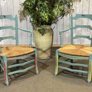 Paire de fauteuils rustiques en hêtre et assises paille