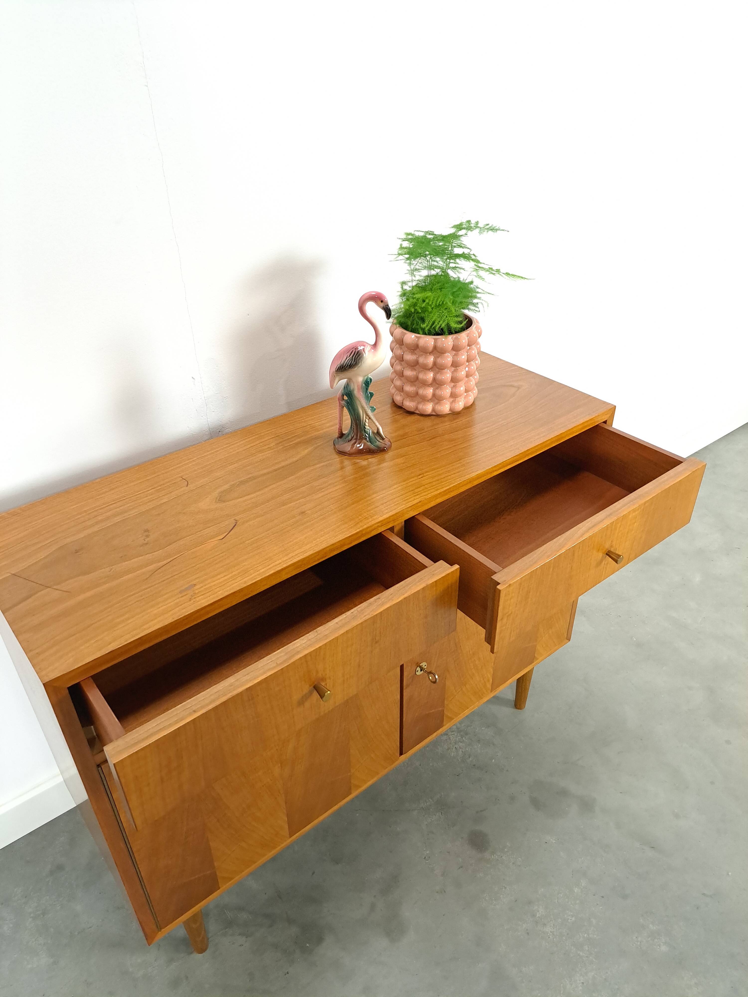 Meuble en placage avec tiroirs et pieds ronds en bois