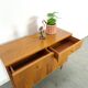 Meuble en placage avec tiroirs et pieds ronds en bois