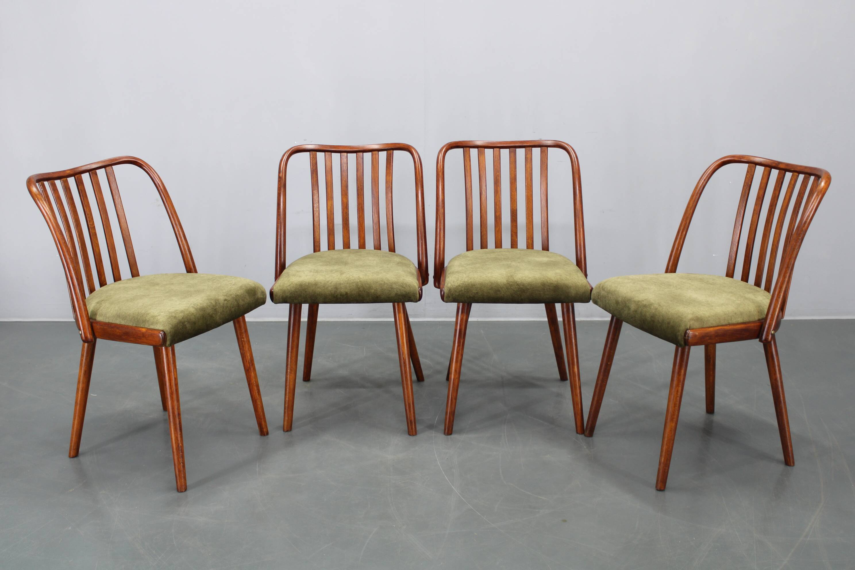 Ensemble de quatre chaises de salle à manger Šuman en hêtre, style milieu du siècle, datant des années 1960, avec revêtement restauré.