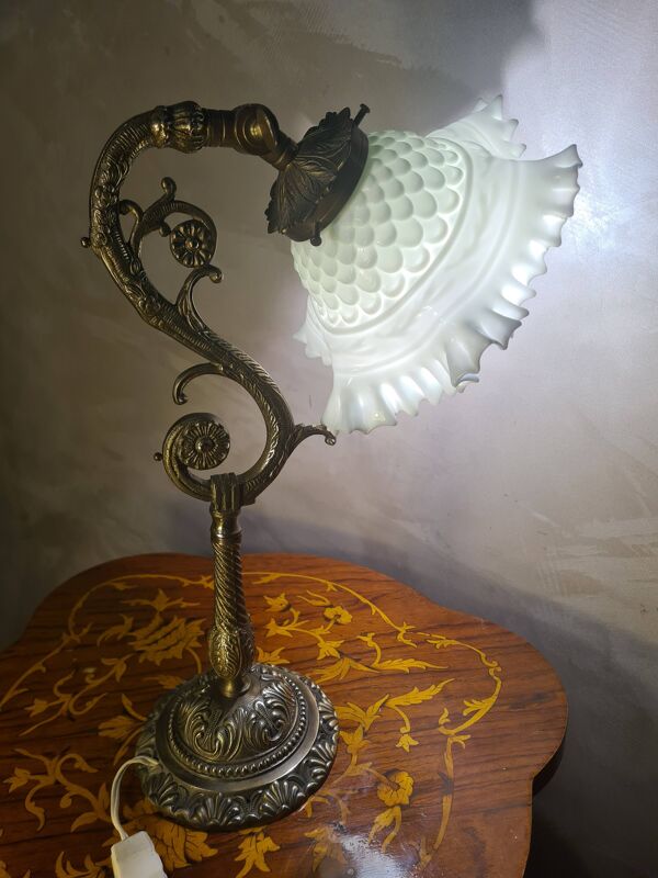 Lampe en bronze et abat-jour en opaline blanche, 1900
