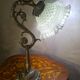 Lampe en bronze et abat-jour en opaline blanche, 1900