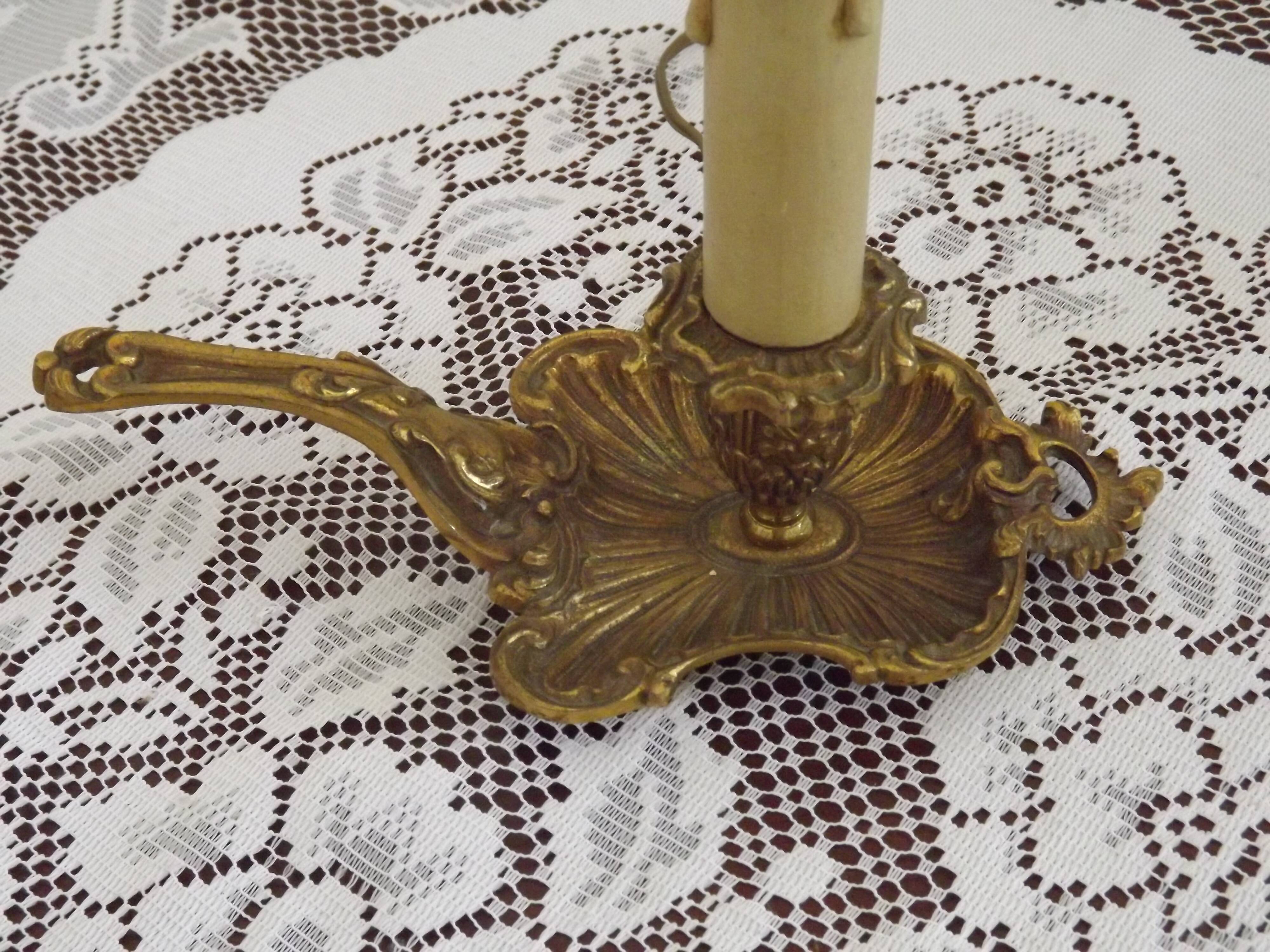 Paire de lampes candélabres vintage en bronze avec abat-jours en tissu plissé, France
