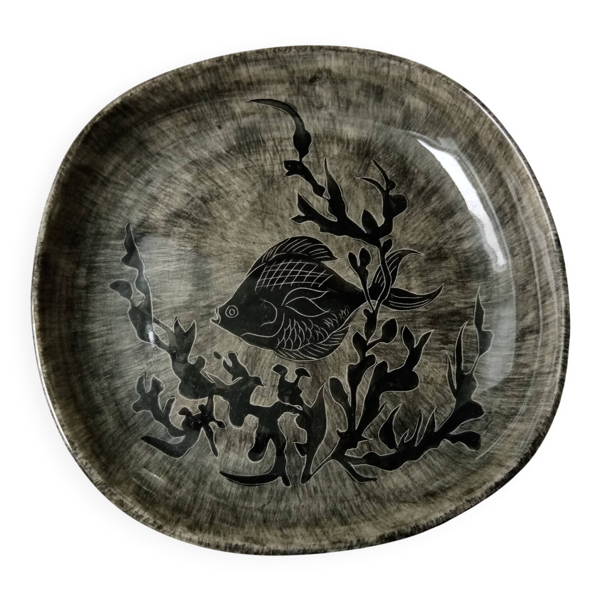 Fish decor plate by Youen Quimper