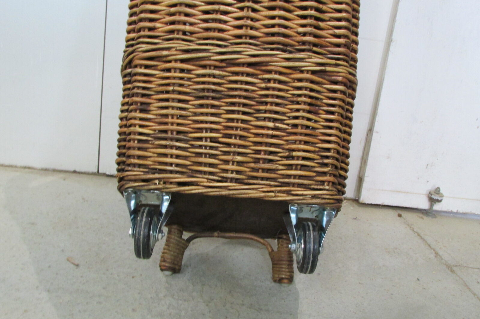 Basket woven wicker, trolley on wheels