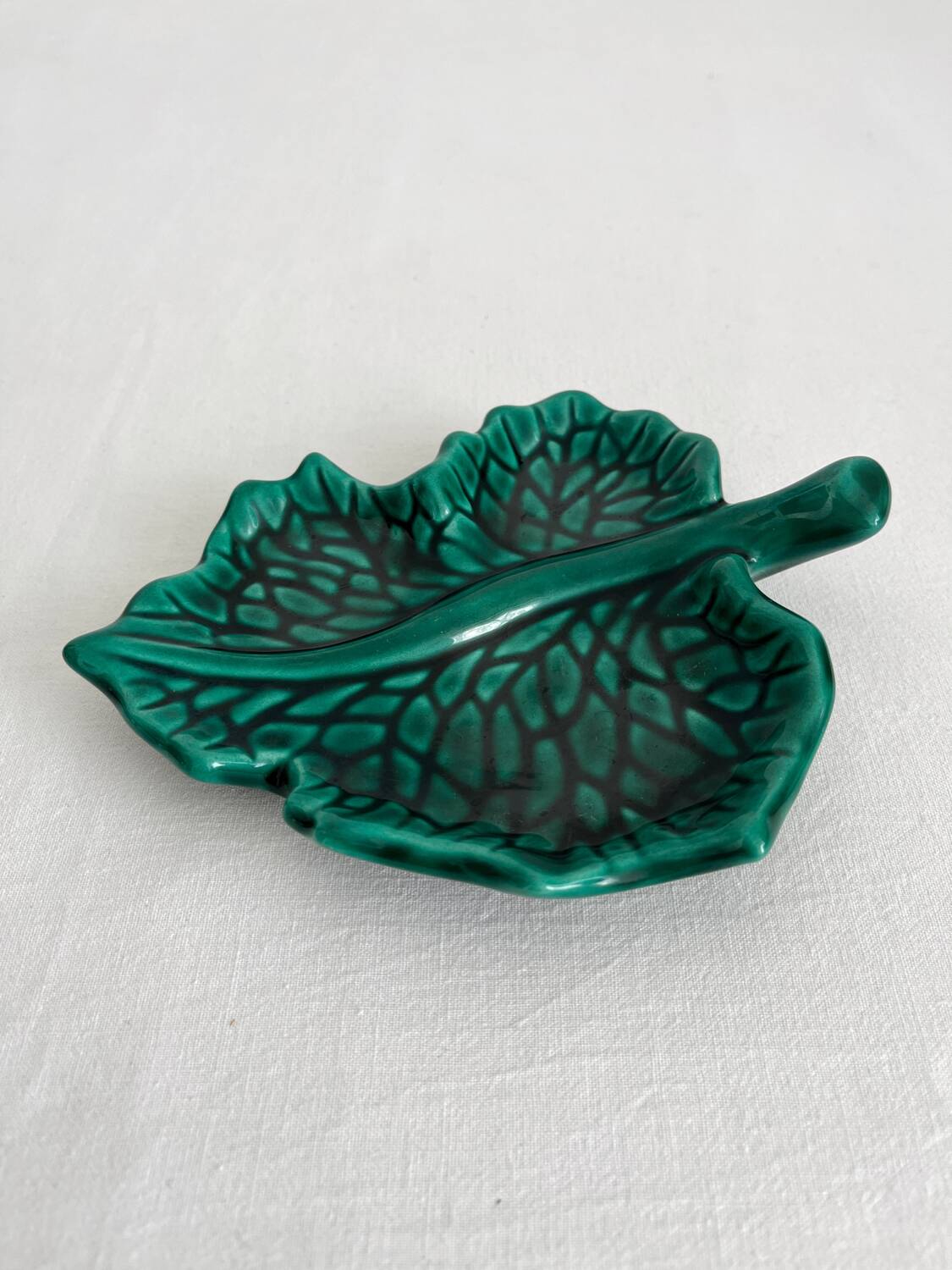 Vallauris green leaf slip bowl