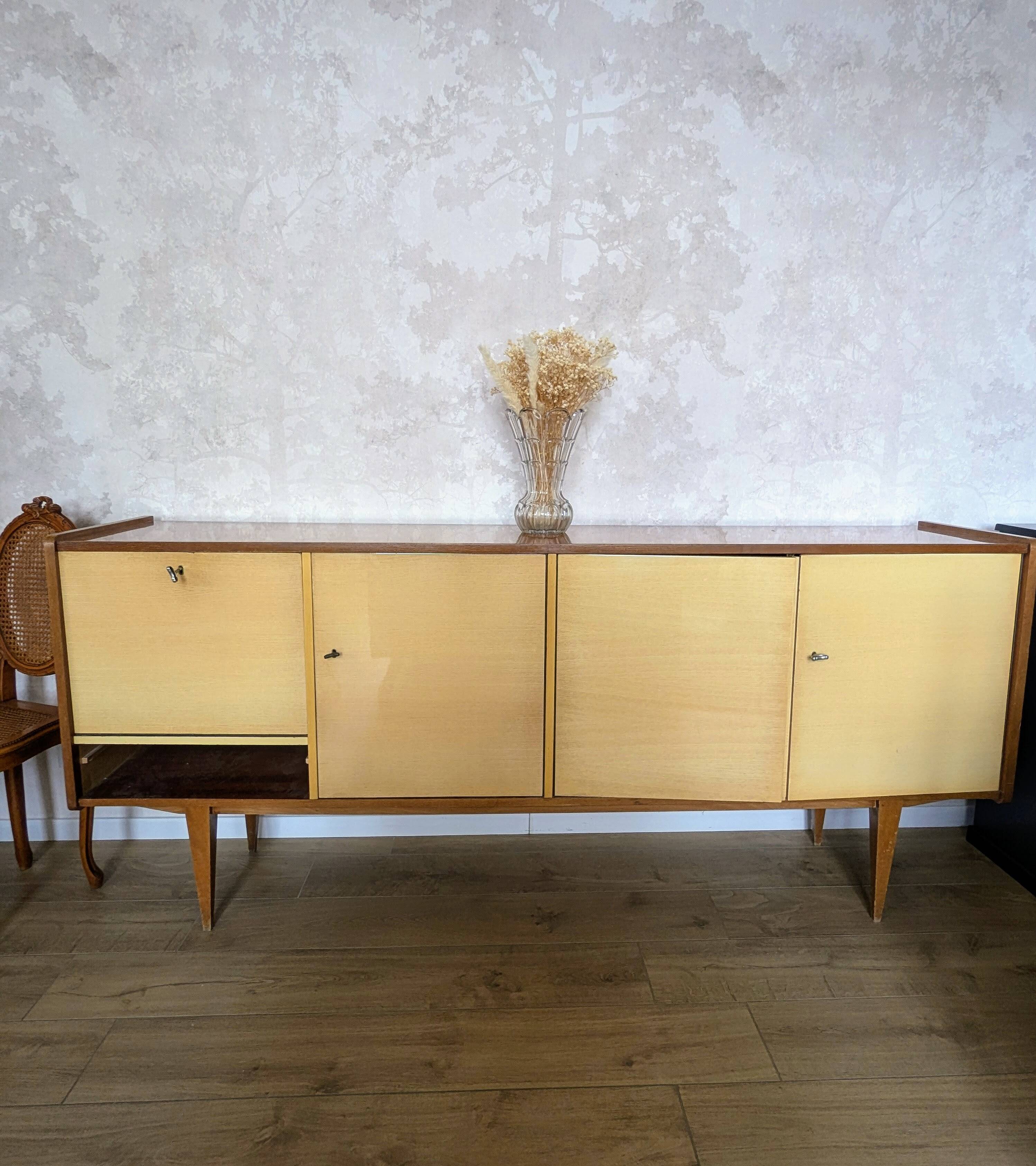 Vintage sideboard from the 50s/60s with tapered legs in a Scandinavian style.