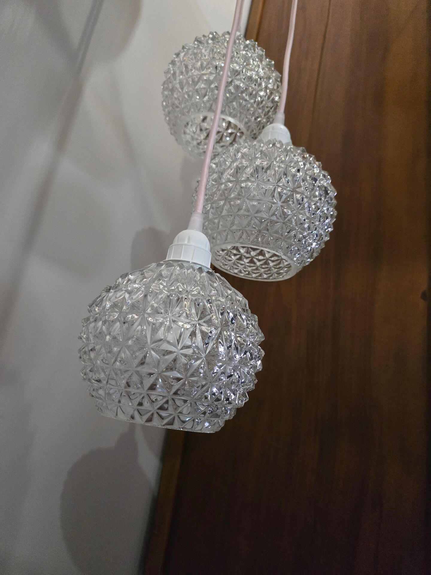 Suspension cascade three globes in cut glass vintage and pink wire