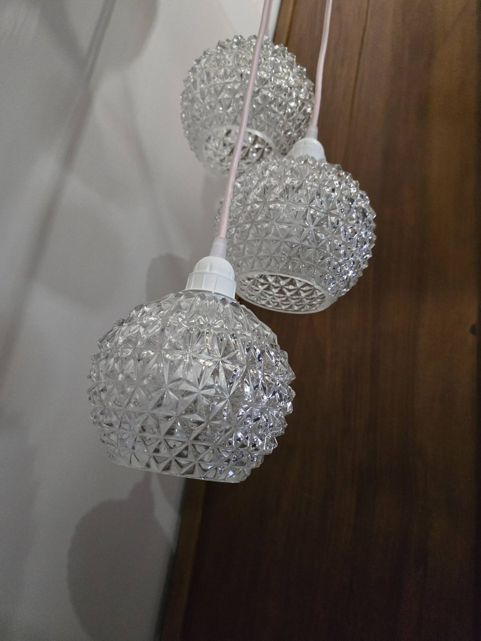 Suspension cascade three globes in cut glass vintage and pink wire