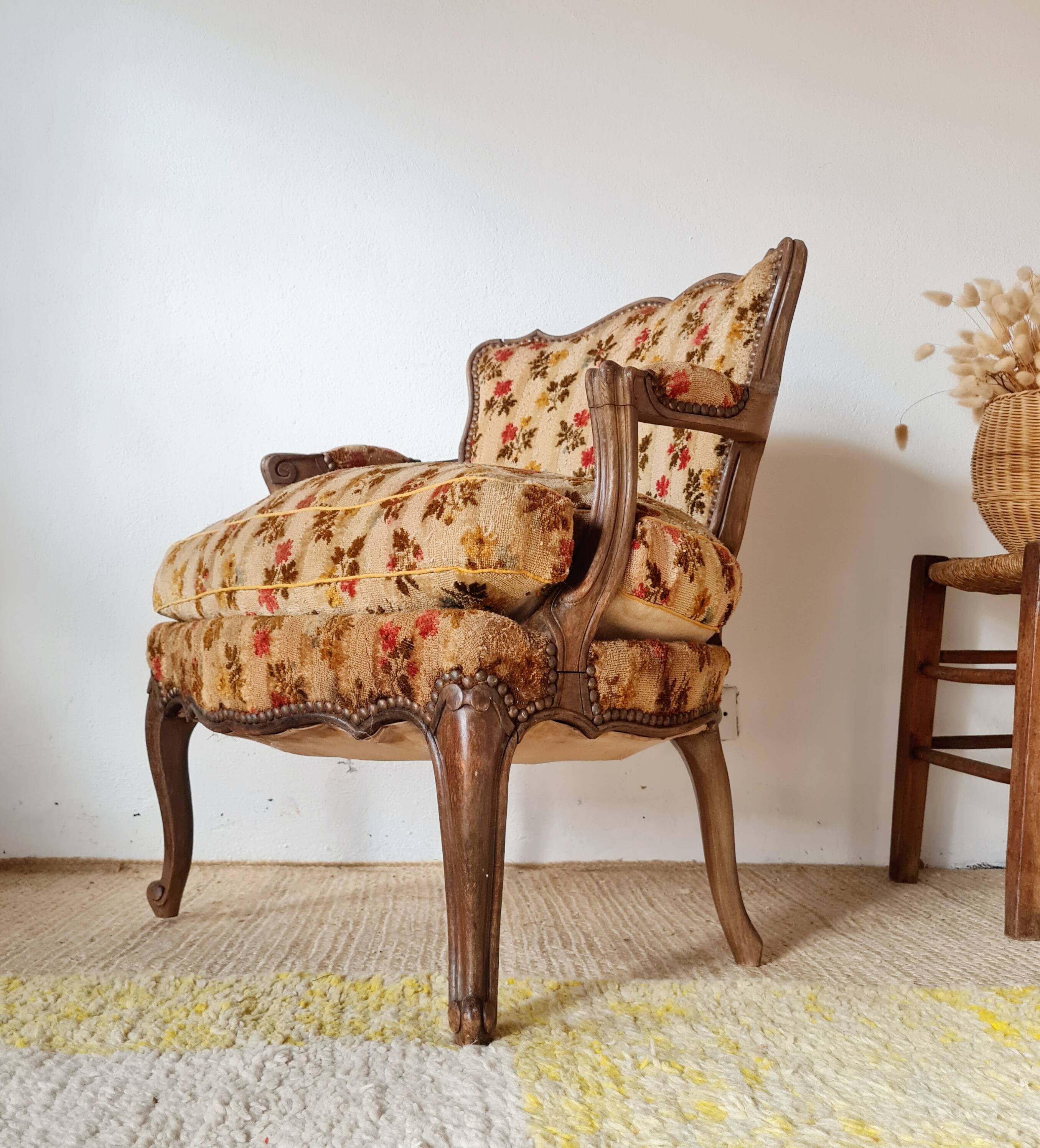 Antique cabriolet armchair in floral velvet – Louis XV style / Retro chic