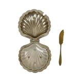 Beurrier coquillage en métal chromé et verre et couteau, Angleterre
