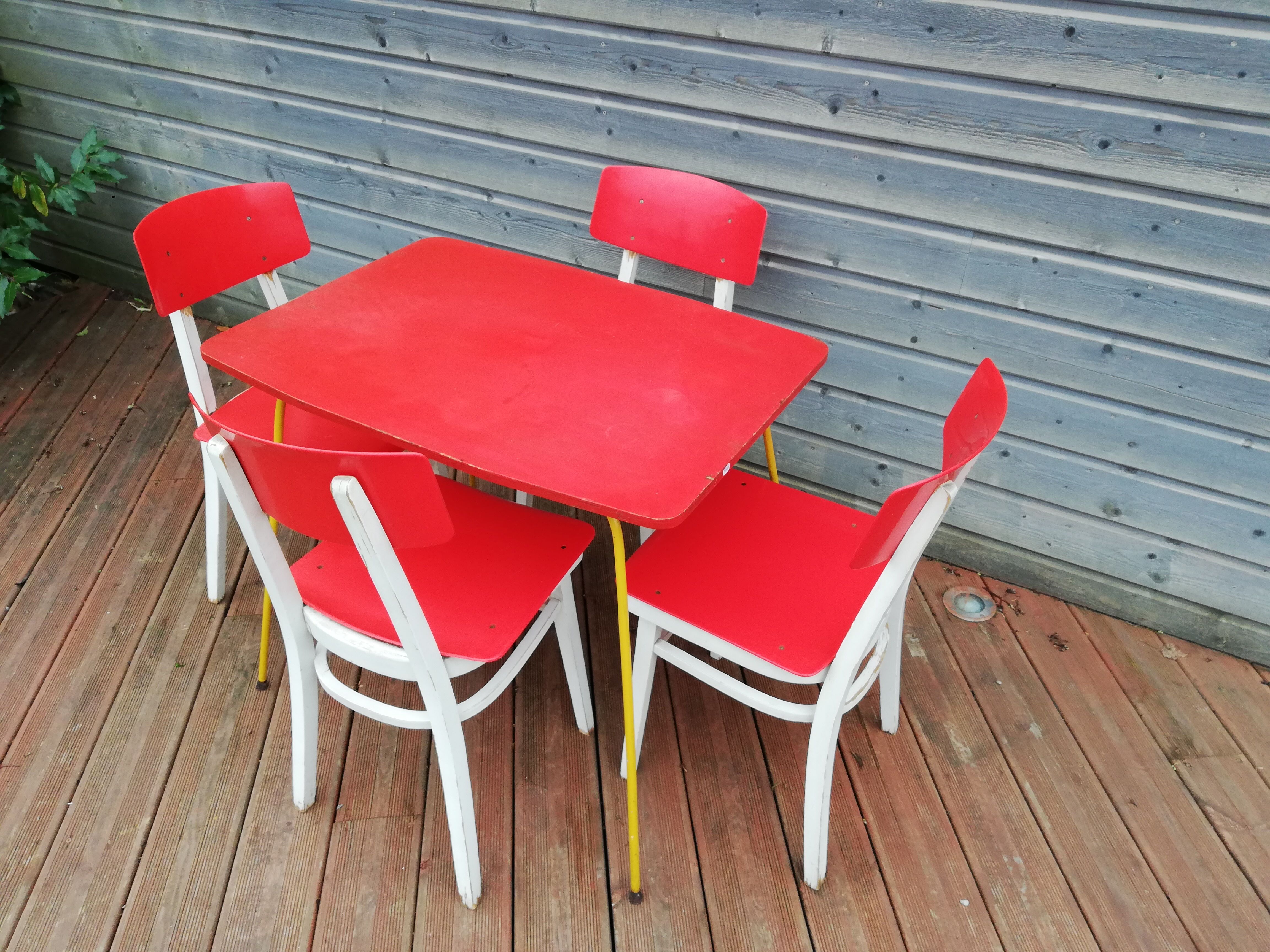 Lot de 4 chaise et une table vintage , années 70