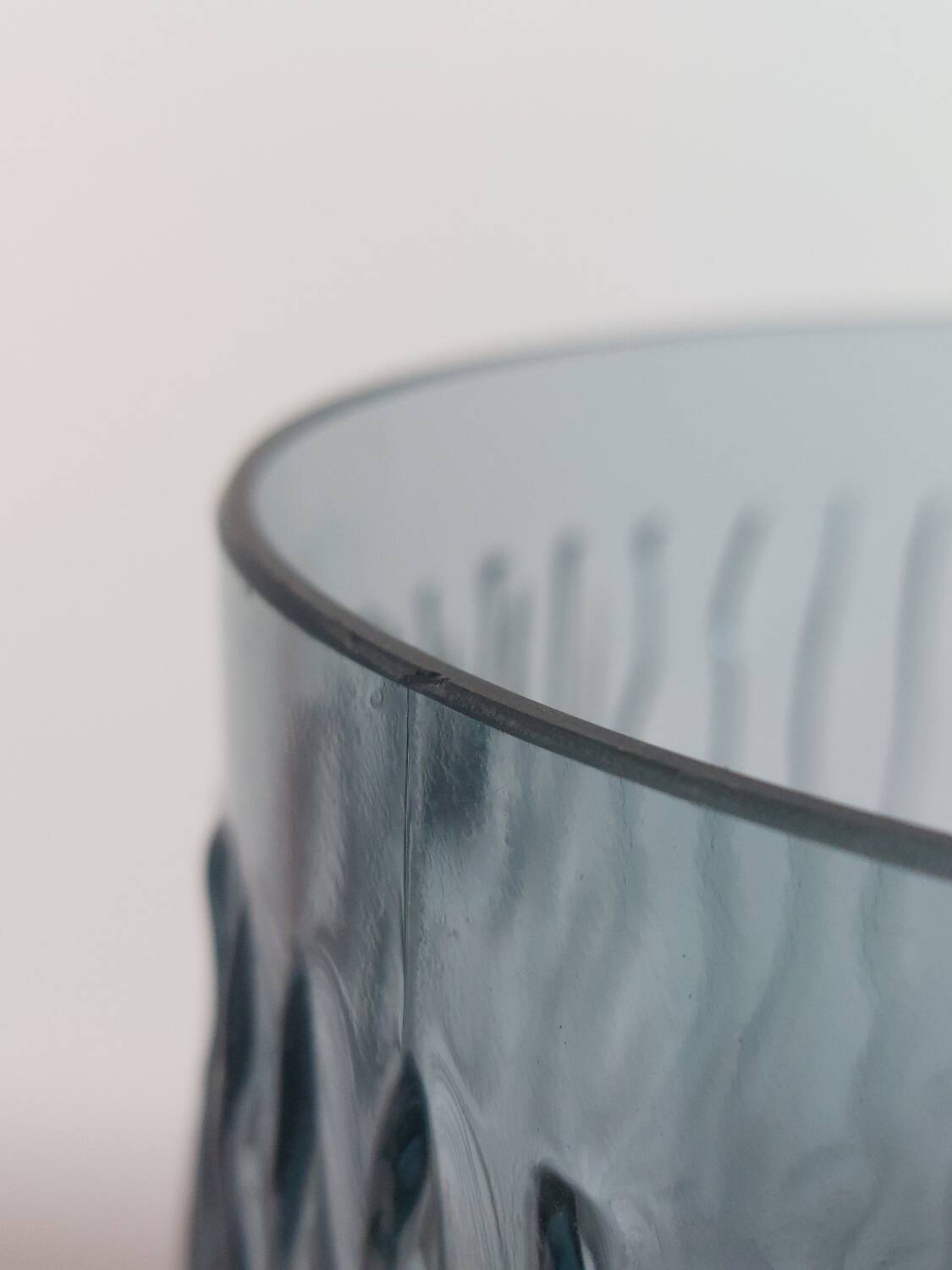 Vase vintage en verre pressé gris-bleu à décor ondulé