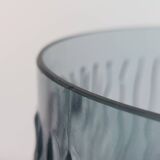 Vase vintage en verre pressé gris-bleu à décor ondulé
