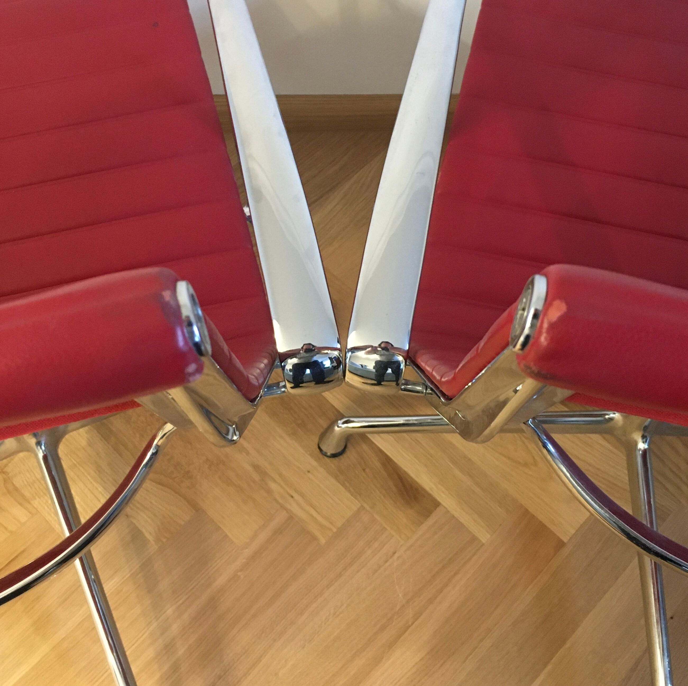 Paire de fauteuils  EA116 aluminium par Charles & Ray Eames édition vitra
