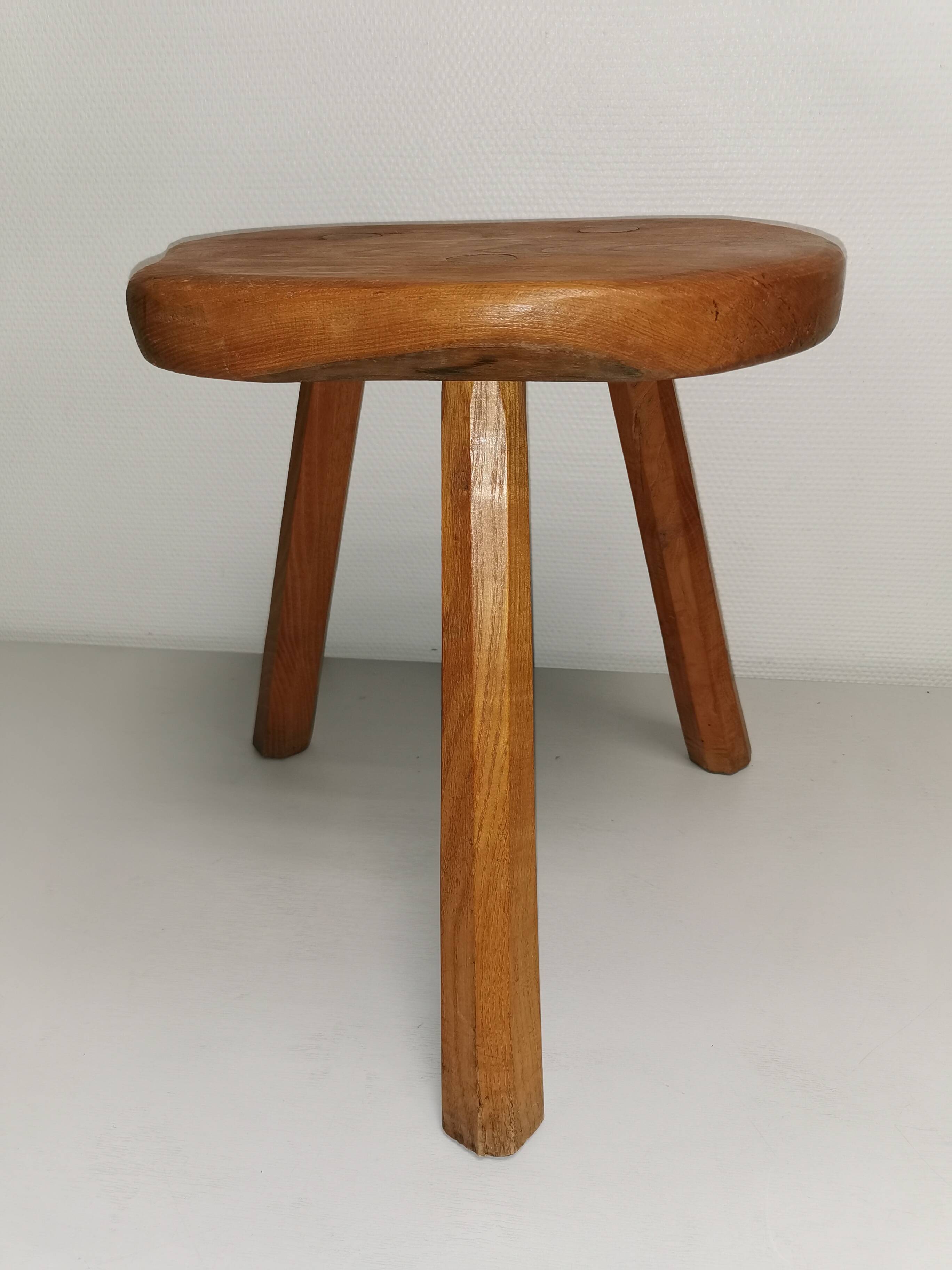 Brutalist wooden stool, tripod base, door plants 50s 60s