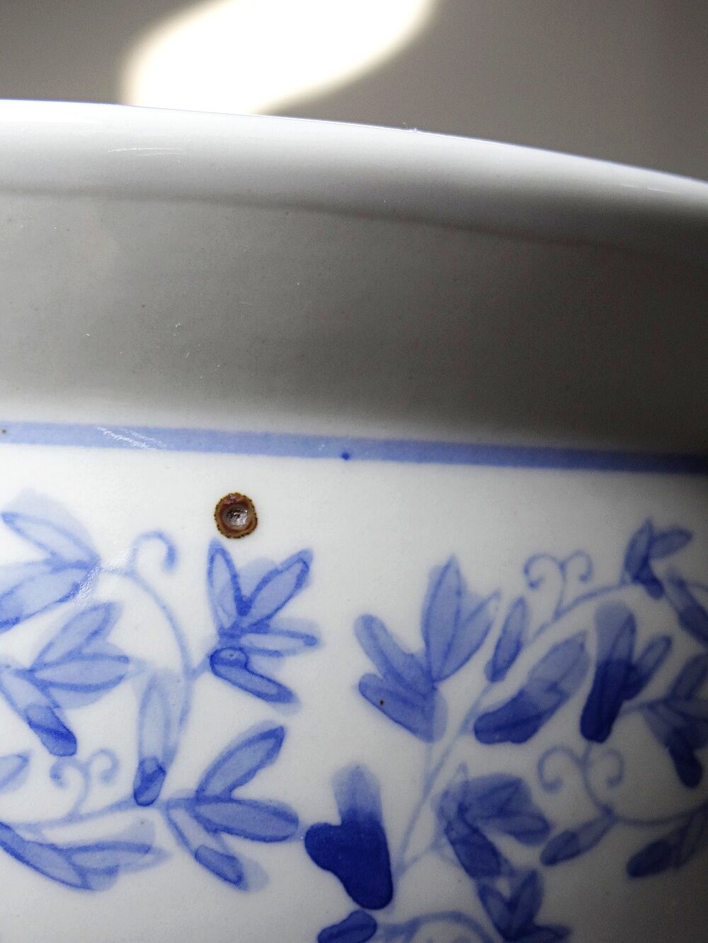Vintage Chinese cache-pot in blue and white porcelain with a floral design.